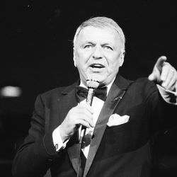 Frank Sinatra. En el Chicago Theatre, 1986. | Foto de tiempo de sol, archivo