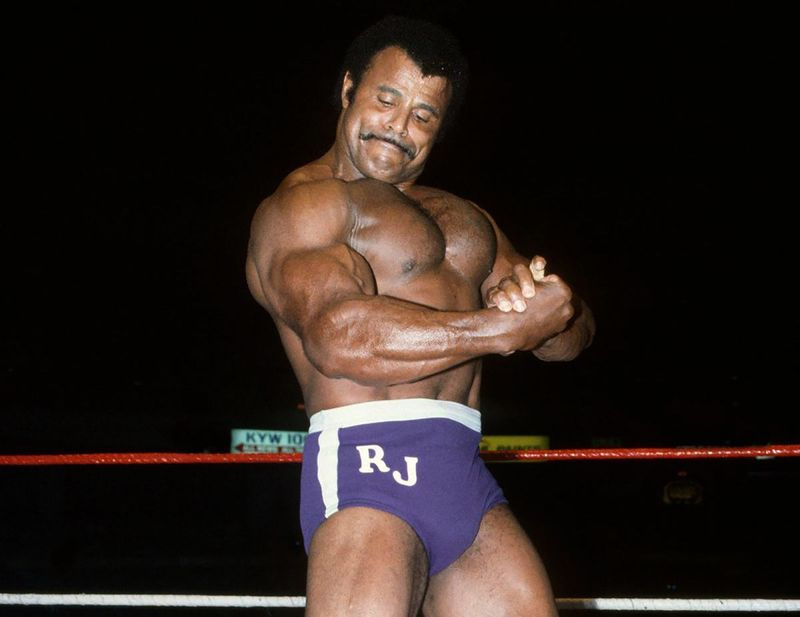 En esta foto sin fecha proporcionada por WWE, Inc., Rocky Soul Man Johnson posa en el ring.