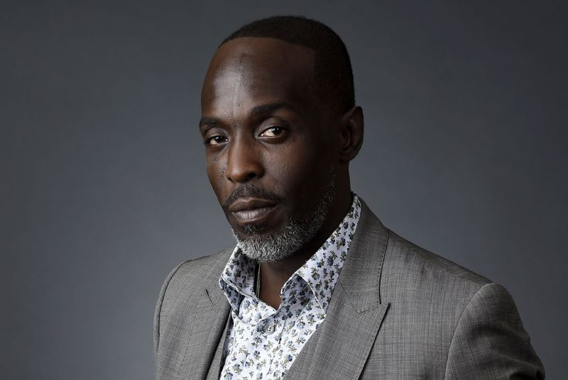 O ator Michael K. Williams posa para um retrato no Beverly Hilton durante o 2016 Television Critics Association Summer Press Tour, sábado, 30 de julho de 2016, em Beverly Hills, Califórnia. Williams, que interpretou o querido personagem Omar Little no The Wire, tem faleceu. A polícia de Nova York afirma que Williams foi encontrado morto na segunda-feira, 6 de setembro de 2021, em seu apartamento no Brooklyn. Ele tinha 54 anos.