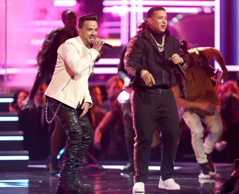 Luis Fonsi (til venstre) og Daddy Yankee fremfører Despacito på årets Grammy Awards. | AP