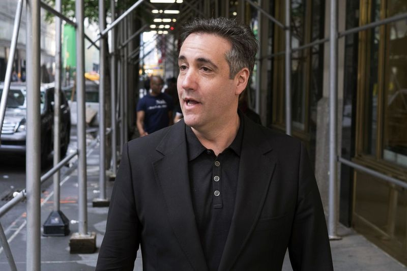 Michael Cohen, de voormalige persoonlijke advocaat van president Donald Trump, stopt in 2019 om verslaggevers te praten in New York.