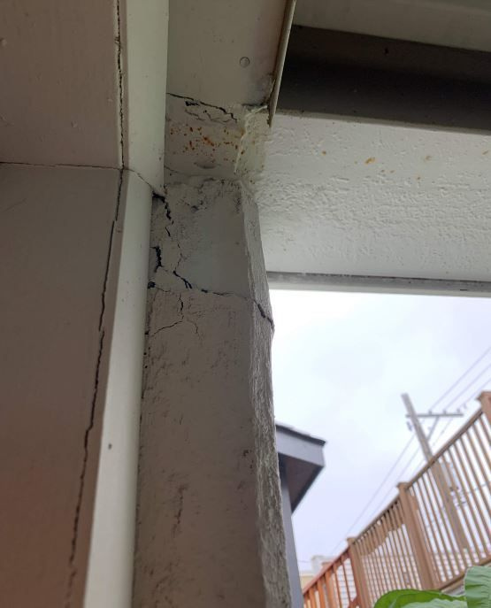 Dette er et billede af revner i en udvendig søjle. Ejendommen på 1700 W. Wabansia Ave. er blandt andet plaget af problemer med revnede søjler, vandinfiltration og en beskadiget garage, lyder det i en retssag.