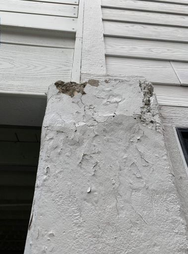 Revner er vist i en udvendig kolonne på en ejendom på 1700 W. Wabansia Ave. Køberne sagsøger stjernerne i Windy City Rehab for påstået sjusket arbejde.