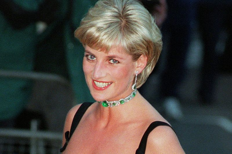 A princesa Diana sorri ao chegar à Tate Gallery London em 1997, para o Centenary Gala em homenagem ao mundialmente famoso museu.