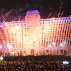 Pirmoji „Art on the Mart“ paroda Čikagos upės take. Skaitmeninė viešoji meno instaliacija, projektuojama Merchandise Mart pastato šone. | Rickas Majewskis „Saulėlaikiams“.
