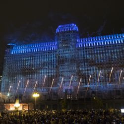 Pirmoji „Art on the Mart“ paroda Čikagos upės take. Skaitmeninė viešoji meno instaliacija, projektuojama Merchandise Mart pastato šone. | Rickas Majewskis „Saulėlaikiams“.