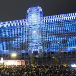 Pirmoji „Art on the Mart“ paroda Čikagos upės take. Skaitmeninė viešoji meno instaliacija, projektuojama Merchandise Mart pastato šone. | Rickas Majewskis „Saulėlaikiams“.