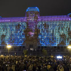 Pirmoji „Art on the Mart“ paroda Čikagos upės take. Skaitmeninė viešoji meno instaliacija, projektuojama Merchandise Mart pastato šone. | Rickas Majewskis „Saulėlaikiams“.