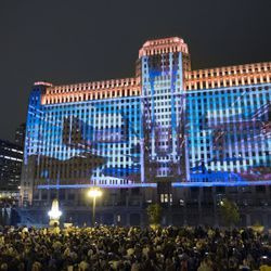Pirmoji „Art on the Mart“ paroda Čikagos upės take. Skaitmeninė viešoji meno instaliacija, projektuojama Merchandise Mart pastato šone. | Rickas Majewskis „Saulėlaikiams“.