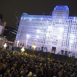 Pirmoji „Art on the Mart“ paroda Čikagos upės take. Skaitmeninė viešoji meno instaliacija, projektuojama Merchandise Mart pastato šone. | Rickas Majewskis „Saulėlaikiams“.