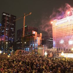 Pirmoji „Art on the Mart“ paroda Čikagos upės take. Skaitmeninė viešoji meno instaliacija, projektuojama Merchandise Mart pastato šone. | Rickas Majewskis „Saulėlaikiams“.
