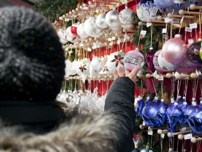 Handgjorda ornament, presenter och specialjulartiklar kommer att finnas att köpa på den årliga Christkindlmarket på Daley Plaza, 50 W. Washington. | Ashlee Rezin/för Sun-Times Media/FILFOTO