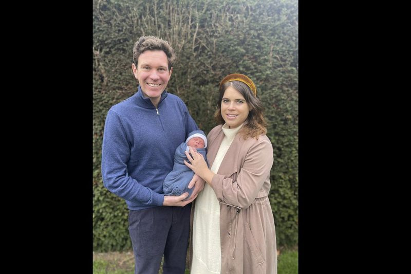 Sur cette photo non datée publiée samedi par Buckingham Palace, la princesse britannique Eugénie et son mari, Jack Brooksbank, posent pour une photo avec leur fils. Le bébé est le 9e arrière-petit-enfant de la reine Elizabeth II.