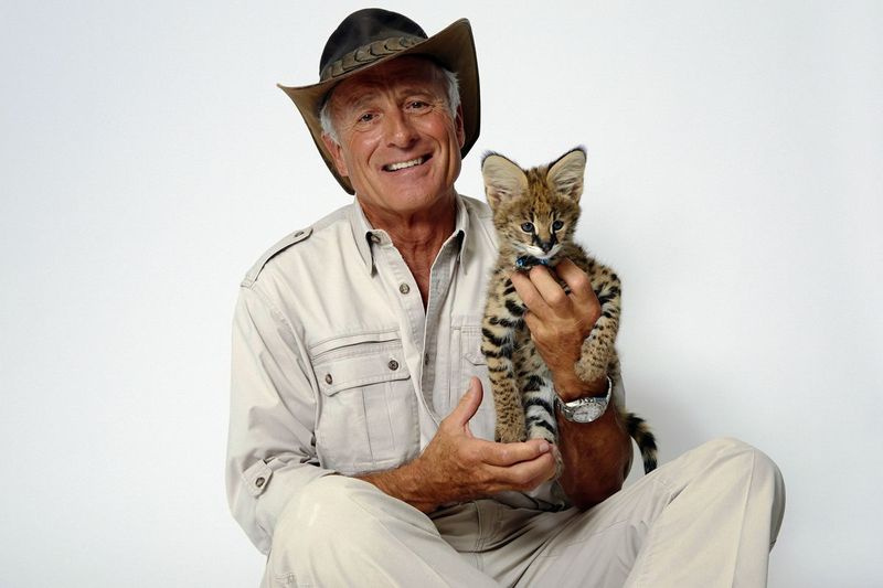 El defensor de la vida silvestre Jack Hanna posa para un retrato con un cachorro serval en Nueva York en 2015.