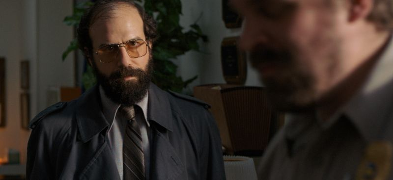 Brett Gelman (à gauche) incarne Murray Bauman, un ancien journaliste d