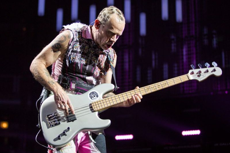 El bajista Flea de los Red Hot Chili Peppers, se presenta en United Center el viernes 30 de junio de 2017. | Santiago Covarrubias / Para el Sun-Times