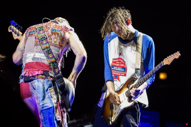 El bajista Flea (izquierda) y Josh Klinghoffer, guitarrista principal de los Red Hot Chili Peppers, actuarán en el United Center el viernes 30 de junio de 2017. | Santiago Covarrubias / Para el Sun-Times