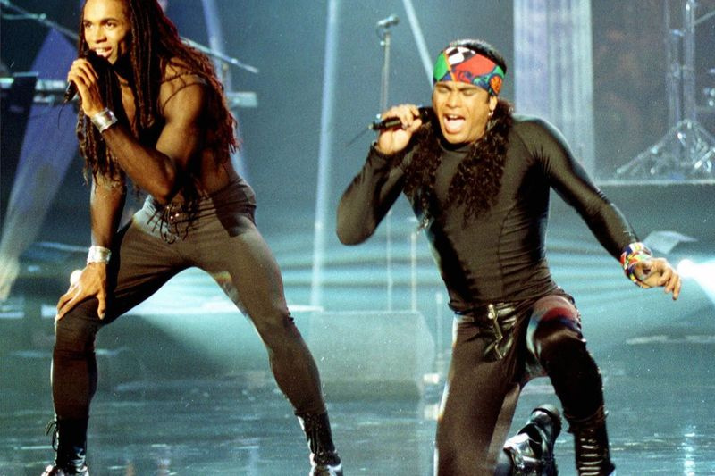 Fabrice Morvan (vľavo) a Rob Pilatus z Milli Vanilli vystupujú počas nahrávania The Arsenio Hall Show v Los Angeles v roku 1992. John Davis, jeden zo skutočných spevákov za duom na synchronizáciu pier, tento týždeň zomrel na koronavírus.