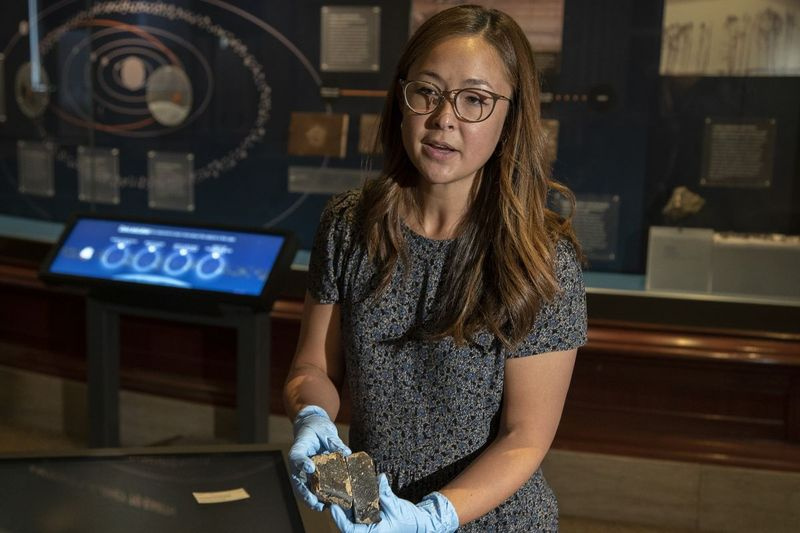 Maria Valdes, raziskovalka iz Field Museum, hrani vzorce meteorita, ki se je odlomil od asteroida Vesta.