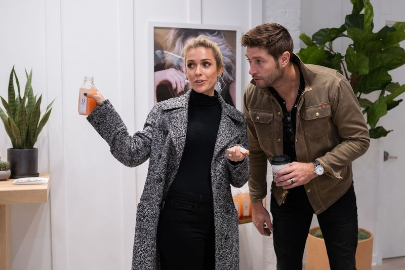 Uncommon Jamesi asutaja Kristin Cavallari ja tema abikaasa Jay Cutler vestlevad oma poe West Loopi asukoha avamisel 2019. aasta oktoobris.