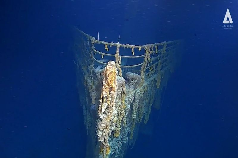 Dieses Bild aus einem von Atlantic Productions veröffentlichten Video zeigt einen Teil des Wracks der RMS Titanic, die etwa 3.800 Meter unter der Oberfläche des Nordatlantiks, etwa 370 Meilen südlich von Neufundland in Kanada, liegt.