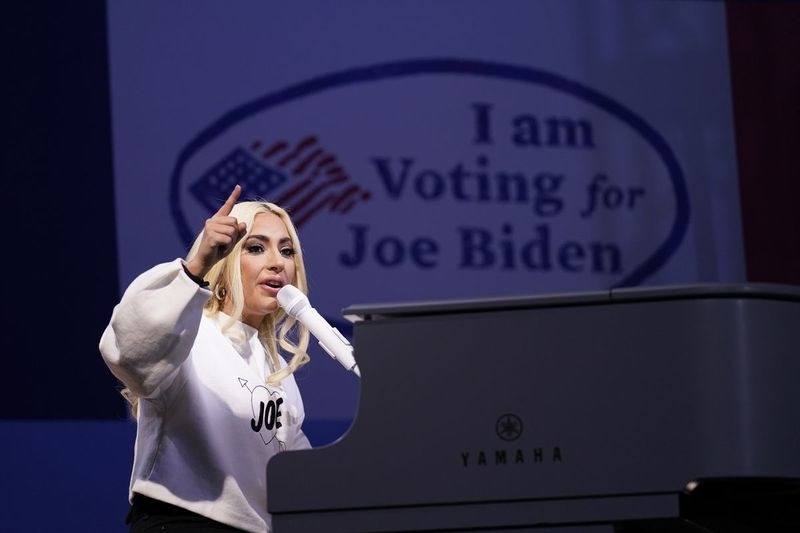 レディー・ガガは、11月のドライブイン集会で、当時の民主党大統領候補のジョー・バイデンがピッツバーグのハインツフィールドで公演しました。