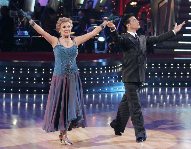 2008 m. Cloris Leachman ir jos profesionalus šokių partneris Corky Ballas koncertuoja „Dancing With The Stars“ laidoje Los Andžele.