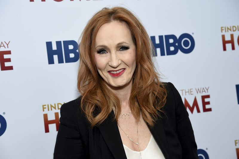 Pengarang Harry Potter J.K. Rowling telah berada di bawah pengawasan selepas siri tweetnya pada hari Sabtu dianggap sebagai transfobik.