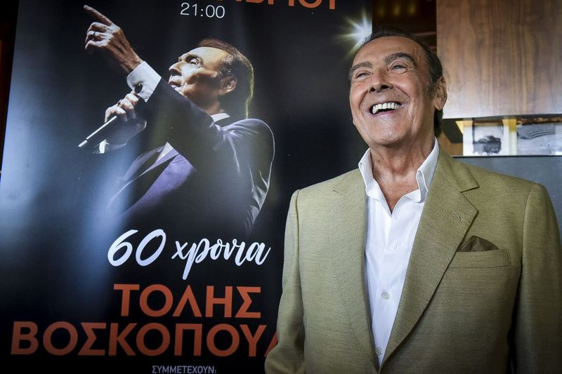 Šioje failo nuotraukoje be datos populiarus graikų liaudies dainininkas Tolis Voskopoulos pozuoja prieš plakatą, reklamuojantį 60-ųjų jo karjeros metinių koncertą Atėnuose, Graikijoje.