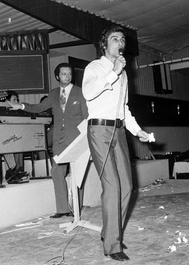 Šioje 1971 m. birželio 13 d. failo nuotraukoje populiarus graikų liaudies dainininkas Tolis Voskopoulos koncertuoja muzikos salėje Atėnuose, Graikijoje.