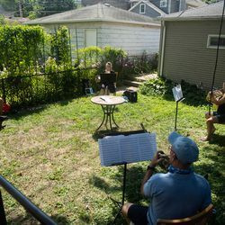 Les musiciens professionnels Mary Jo Neher, Jeremiah Frederick, Joanna Schulz et John Schreckengost, qui ne travaillaient pas en raison de la pandémie, ont formé le « Rona Quartet ».
