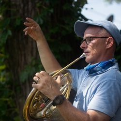 Le musicien professionnel John Schreckengost, qui a été licencié en raison de la pandémie, s