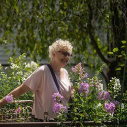 La voisine Janet Mroczek jette un coup d