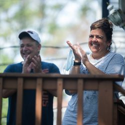 Suzanne Muscari et Roland Heyne applaudissent le 