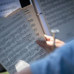 Le corniste John Schreckengost arrange sa musique lors d