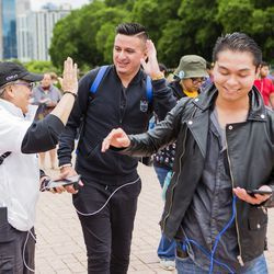 Linda Benton, Alex Kings og Tom Lee fra Texas på Pokémon Go Fest 2019 i Grant Park, torsdag 13. juni 2019.