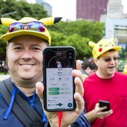 Jeremiah Johnsen viser en Shining Absol Pokémon som han fant på 2019 Pokémon Go Fest, Grant Park, torsdag 13. juni 2019.