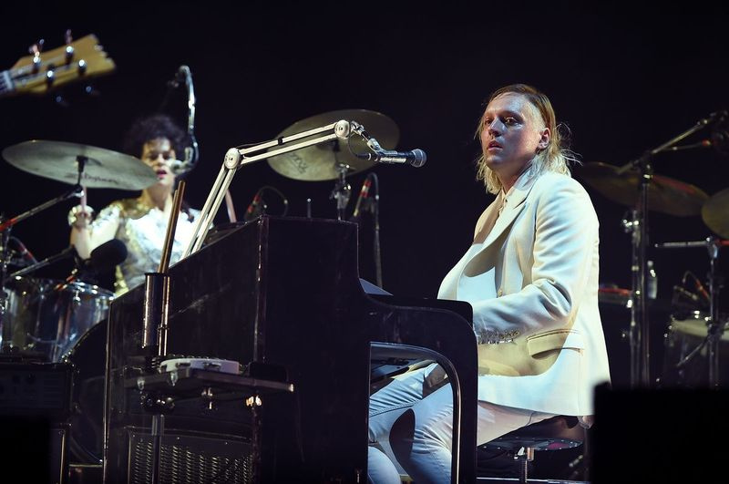 Regine Chassagne og Win Butler fra Arcade Fire opptrer på scenen på Panorama NYC-festivalen 2016 22. juli 2016 i New York City. De vil være på Lollapalooza 6. august (Foto: Theo Wargo/Getty Images)