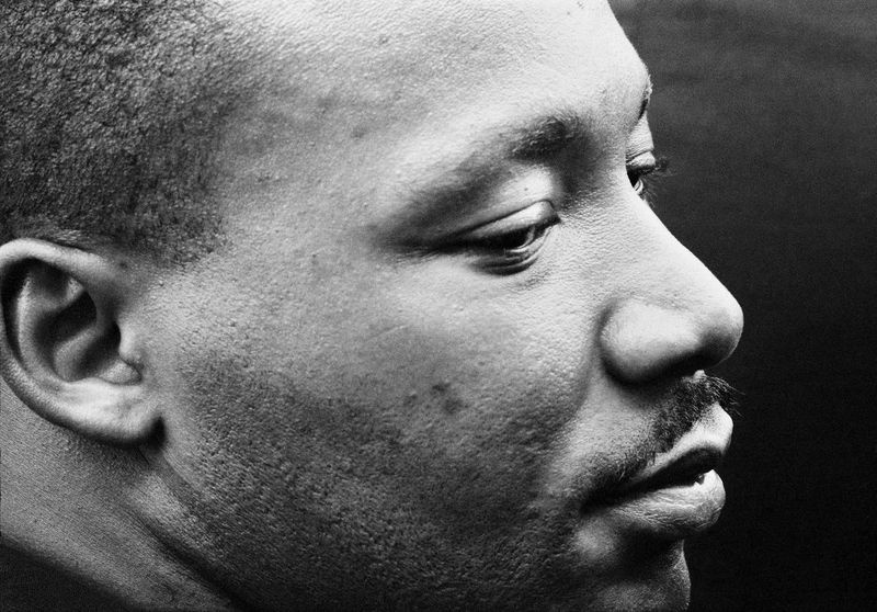 Martin Luther King, Jr. está profundamente meditando depois de fazer seu discurso Eu Tenho um Sonho na Marcha em Washington em 1963. A foto foi tirada por Dan Budnik.