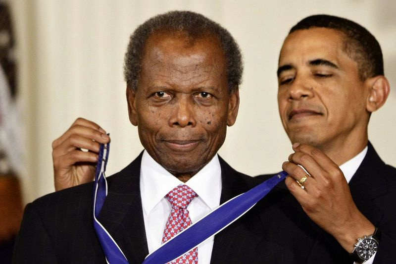 Il presidente Barack Obama consegna la Medaglia presidenziale della libertà 2009 a Sidney Poitier durante le cerimonie nella Sala Est della Casa Bianca a Washington il 12 agosto 2009.