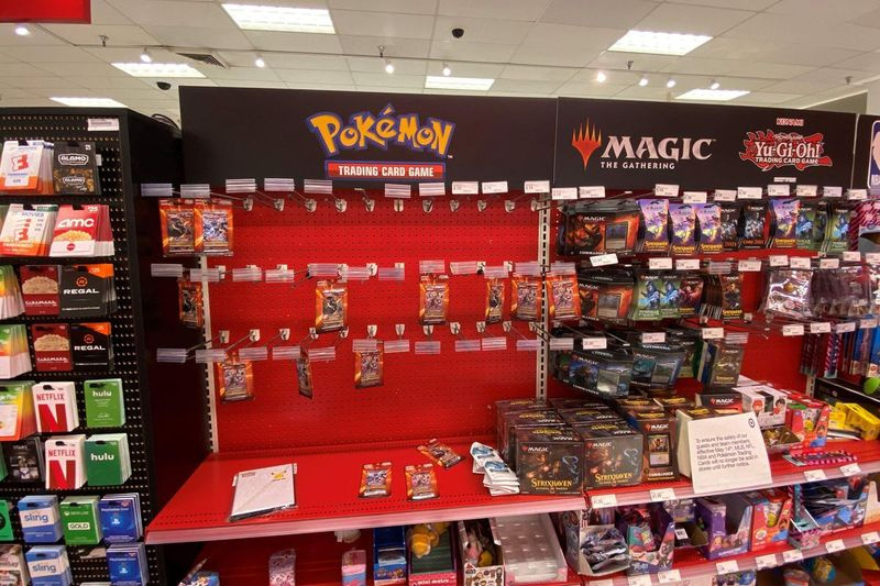 En skylt som varnar kunder om att Pokemon-handelskort inte längre kommer att säljas tills vidare visas i en lokal Target-butik i Los Angeles