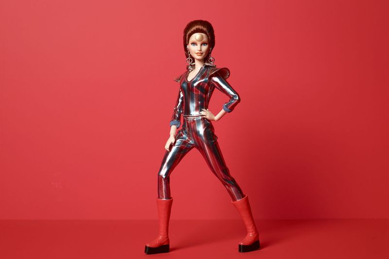 Αυτή η εικόνα που κυκλοφόρησε από τη Mattel δείχνει μια Ziggy Stardust Barbie, τιμώντας την 50ή επέτειο από την κυκλοφορία του εμβληματικού Space Oddity του David Bowie.