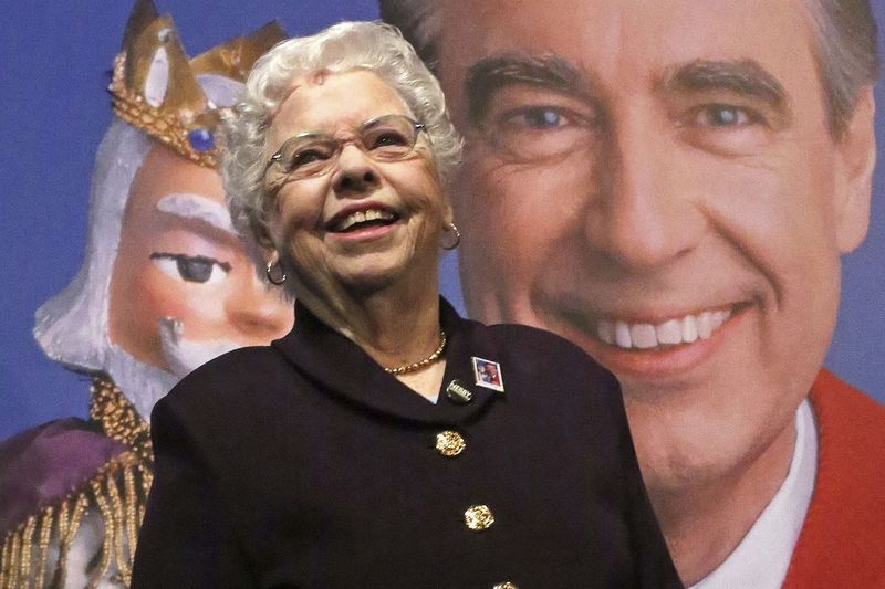 Joanne Rogers stoi przed gigantycznym Mister Rogers Forever Stamp po dedykacji pierwszego dnia wydania w Pittsburghu w 2018 roku.