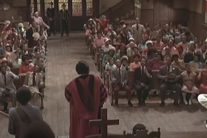 El reverendo Cleophus James (James Brown) dirige la congregación en The Old Landmark durante los servicios dominicales en la Triple Rock Church (Pilgrim Baptist Church en Chicago) en una escena de The Blues Brothers.