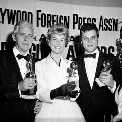 Η Doris Day, ο Tony Curtis και ο Buddy Adler με τα βραβεία τους Χρυσή Σφαίρα το 1958. | AP Φωτογραφία