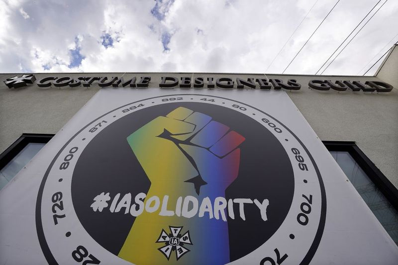 Un poster che sostiene la solidarietà sindacale è appeso a un edificio per uffici della Costume Designers Guild, lunedì 4 ottobre 2021, a Burbank, in California. L