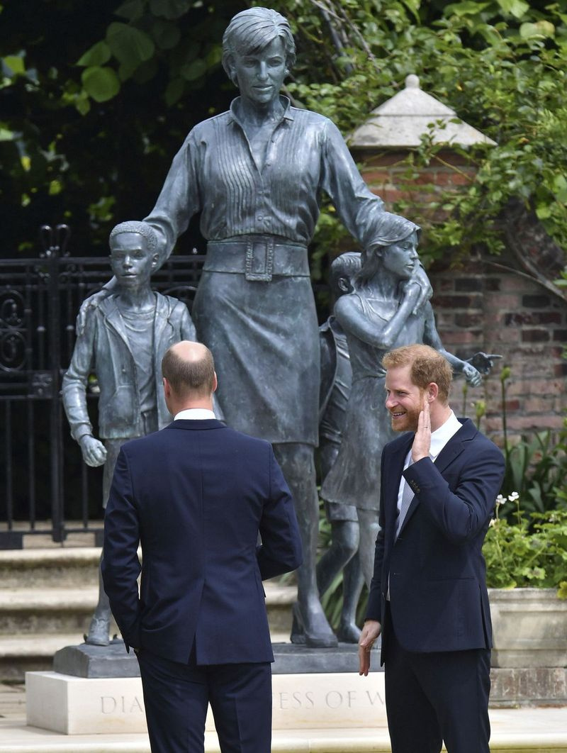Storbritanniens prins William och prins Harry står framför den nyligen avtäckta statyn som de beställt av sin mamma prinsessan Diana.