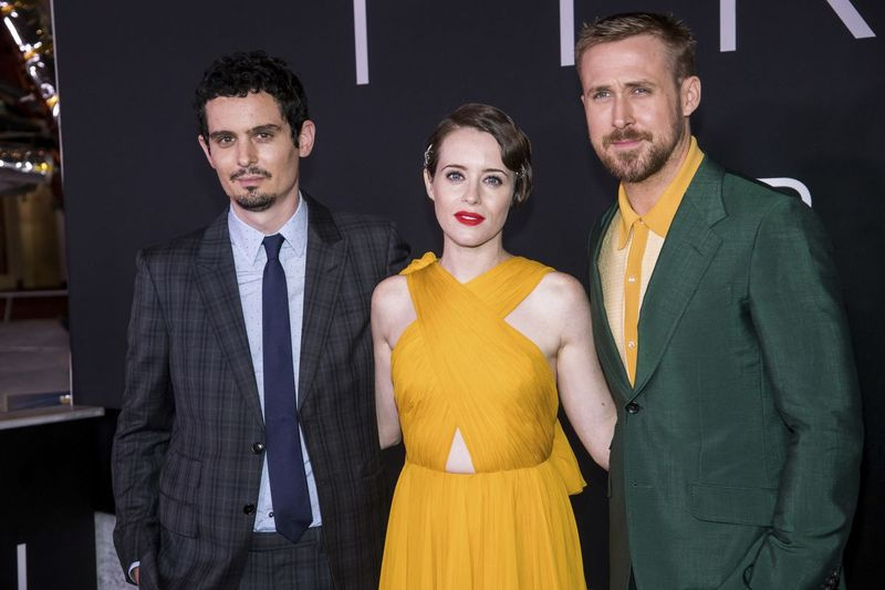 El director de First Man Damien Chazelle (izquierda) con las estrellas de la película Claire Foy y Ryan Gosling en un estreno el 4 de octubre en el Museo Nacional del Aire y el Espacio en Washington, DC | Charles Sykes / Invision / AP