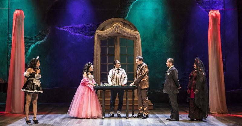 Esperanza America (od lewej), Ella Saldana North, Ricardo Gutierrez, Fidel Gomez, Mauricio Mendoza i Elisa Bocanegra w sztuce Karen Zacarias Przeznaczenie pożądania w Goodman Theatre. (Zdjęcie: Liz Lauren)