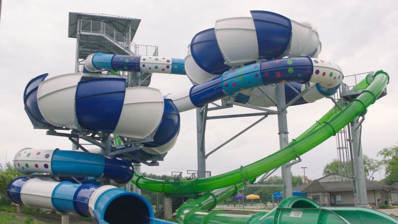 O furacão Harbor Rockford agora abriga o primeiro e único toboágua em espiral do Meio-Oeste, o Tidal Wave. Com quase quatro andares de altura, a atração apresenta três curvas giratórias de alta velocidade, cinco curvas fechadas e a vibrante tecnologia de luz AquaLucent.